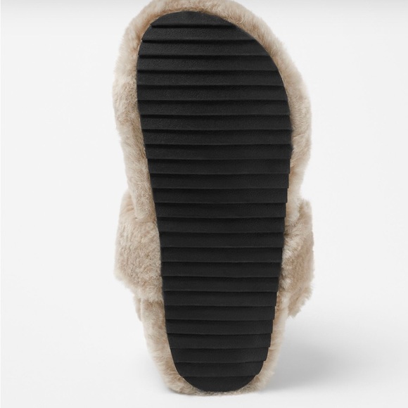 NWT KIDS/ BUCKLED FAUX FUR SANDALS - Picture 4 of 5